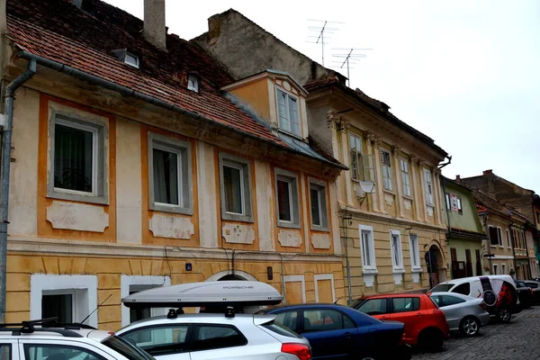 Typická Městská krajina města Brasov, Transylvánie, v deštivý den — Stock fotografie