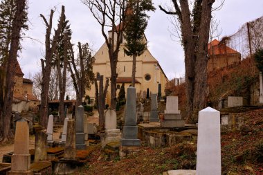 Mezarlık. Eski ortaçağ Sakson lutheran Kilisesi Sighisoara, Transilvanya, Romanya