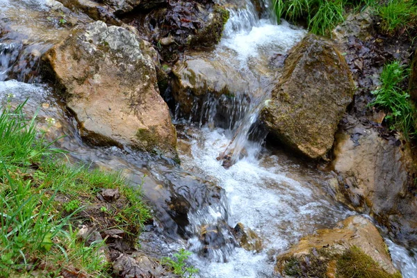 Wodospad. Krajobraz w Poiana Brasov, Transylwania — Zdjęcie stockowe