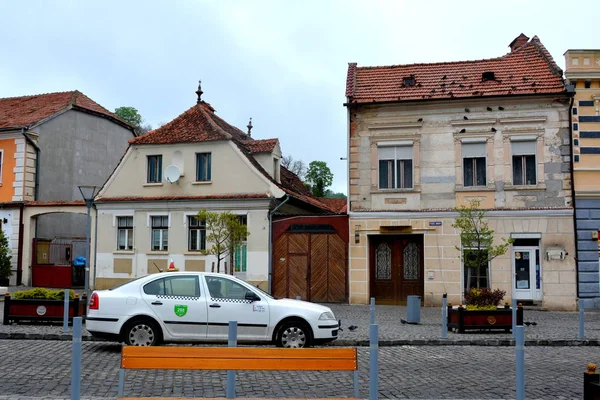 Şehirde Brasov, Transilvanya, yağmurlu bir günde tipik kentsel peyzaj — Stok fotoğraf