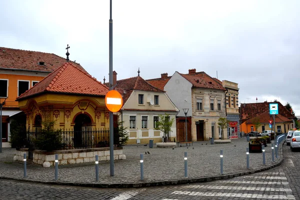 Paisaje urbano típico de la ciudad Brasov, Transilvania, en un día lluvioso —  Fotos de Stock