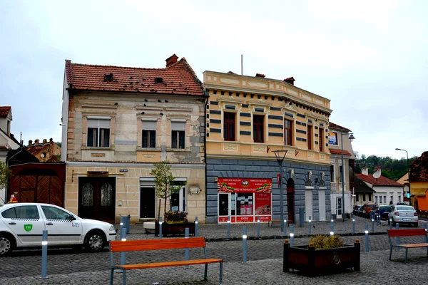 Paisaje urbano típico de la ciudad Brasov, Transilvania, en un día lluvioso — Foto de Stock