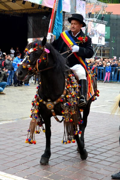Cavalieri durante la parata Brasov Juni — Foto Stock
