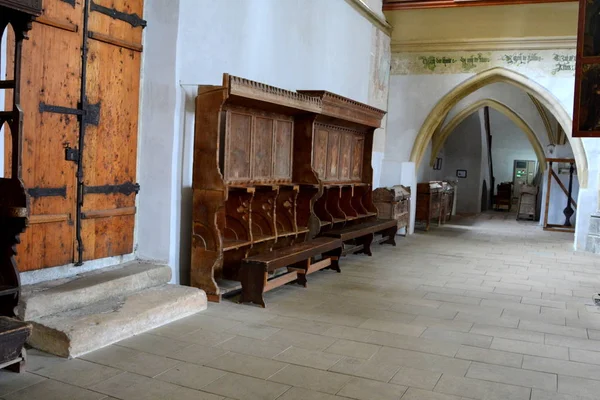 Внутри старинной средневековой саксонской лютеранской церкви в Сигишоаре, Трансильвания, Румыния — стоковое фото