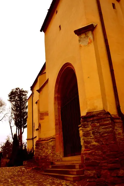 Gamla medeltida saxiska lutherska kyrkan i Sighisoara, Transsylvanien, Rumänien — Stockfoto