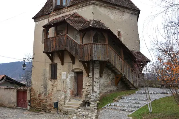Paisagem urbana no centro da cidade medieval Sighisoara, Transilvânia — Fotografia de Stock