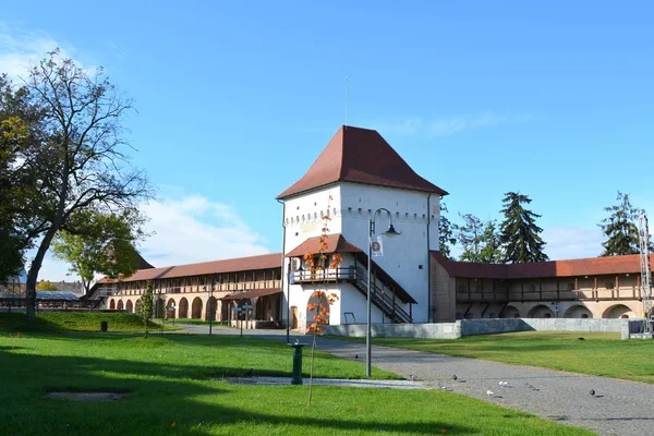 Forteresse médiévale. Paysage urbain typique de la ville roumaine Targu Mures, Transylvanie, Roumanie — Photo