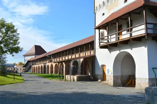 Ortaçağ Kalesi. Romen şehir Targu Mures, Transilvanya, Romanya tipik kentsel peyzaj — Stok fotoğraf