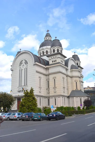 Ortodoksinen katedraali. Tyypillinen kaupunkikuva romanialaisessa kaupungissa Targu Mures, Transylvania, Romania — kuvapankkivalokuva