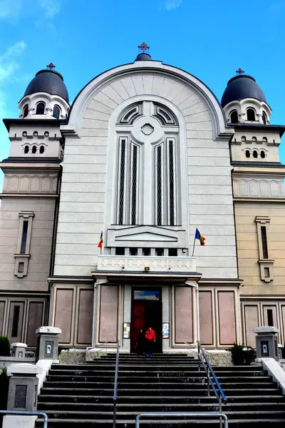 Katedra prawosławna. Typowy miejski krajobraz w rumuńskim mieście Targu Mures, Transylwania, Rumunia — Zdjęcie stockowe