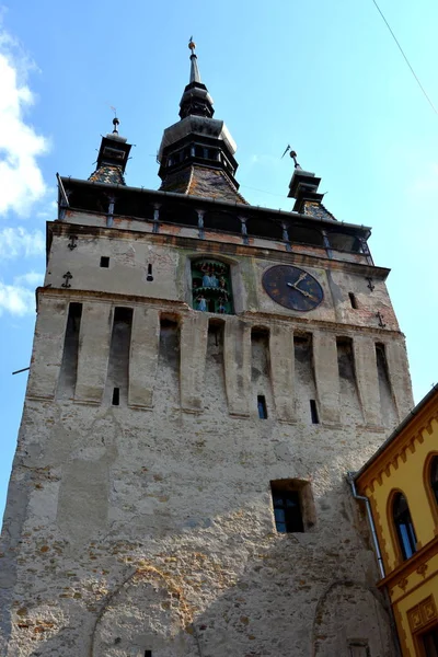 Ana kule. Ortaçağ şehir Sighisoara, Transilvanya şehir merkezinde kentsel peyzaj — Stok fotoğraf