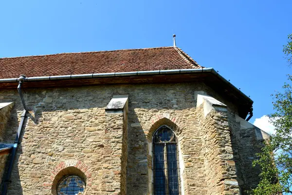 Befestigte mittelalterliche Kirche im Dorf malancrav, Siebenbürgen. — Stockfoto