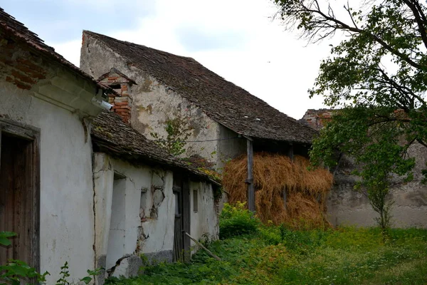 Innenhof der befestigten mittelalterlichen sächsischen Kirche im Dorf ungra, Siebenbürgen — Stockfoto