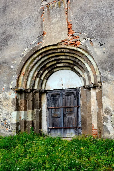 Cancello. Chiesa fortificata sassone medievale nel villaggio Ungra, Transilvania — Foto Stock