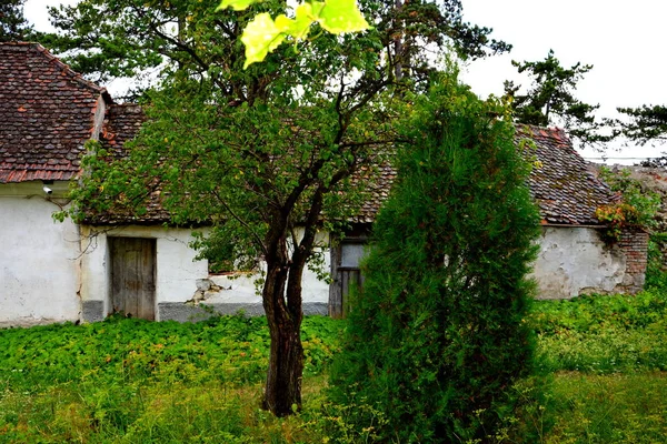 Courtyard of the Fortified medieval saxon church in the village Ungra, Transylvania — Stock Photo, Image