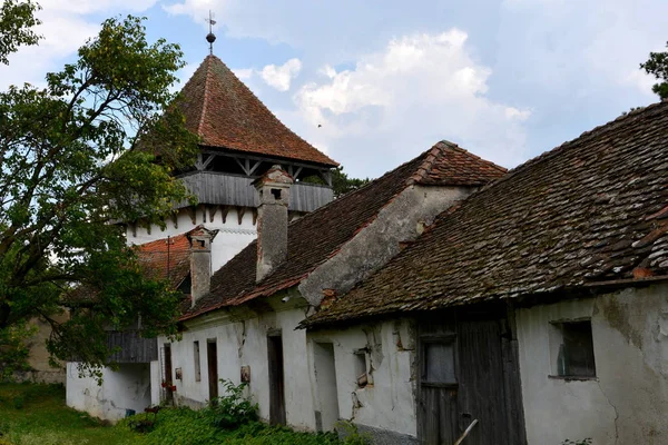 Ufortyfikowanego średniowiecznego kościoła Saksonii we wsi Ungra, Transylwania — Zdjęcie stockowe