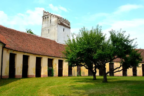 Befestigte mittelalterliche sächsische Kirchenglocken, die größte im Burgenland historische Region, Siebenbürgen, Rumänien. — Stockfoto