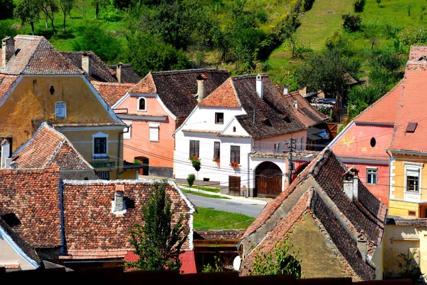 Типичный крестьянский дом в деревне Бьертан, Трансильвания, Румыния — стоковое фото