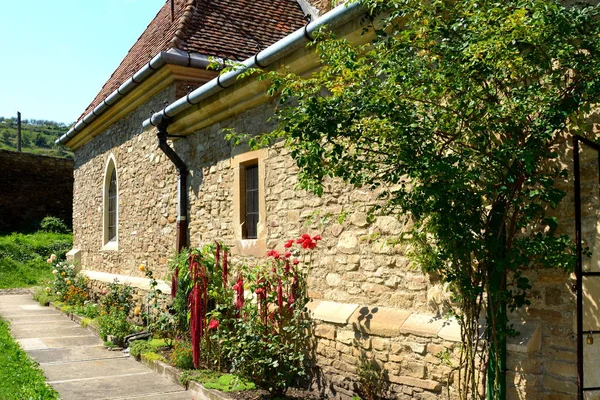 Binnentuin van het versterkte middeleeuwse kerk in het dorp Malancrav, Transsylvanië. — Stockfoto