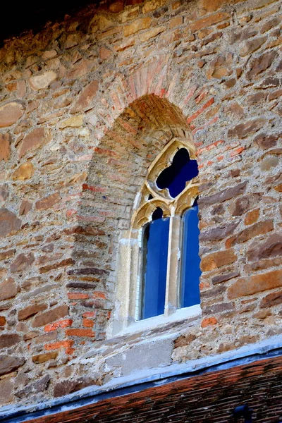 Venster. Versterkte middeleeuwse kerk in het dorp Malancrav, Transsylvanië. — Stockfoto