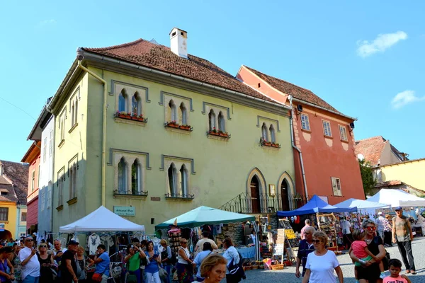 Paysage urbain typique de la ville Sighisoara, Transylvanie, Roumanie — Photo