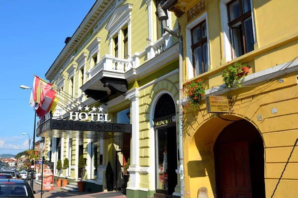 Paisaje urbano típico de la ciudad Sighisoara, Transilvania, Rumania — Foto de Stock