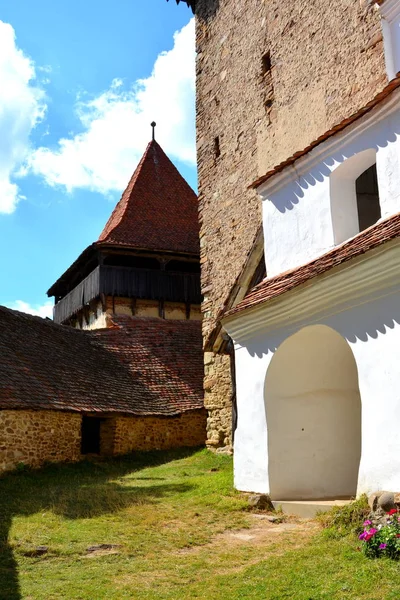 Крепость средневековой саксонской церкви в деревне Вискри, Трансильвания, Румыния — стоковое фото
