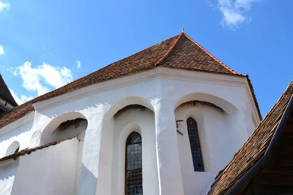 Befestigte mittelalterliche sächsische Kirche im Dorf Viskri, Siebenbürgen, Rumänien — Stockfoto