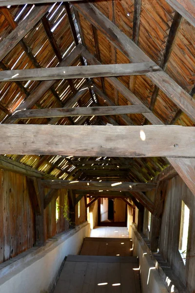 Holztreppen zur Straße. Terrasse. Eingang zum Haus. — Stockfoto