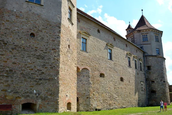 Fortaleza medieval Fagaras, Transilvânia. Museu da fortaleza . — Fotografia de Stock