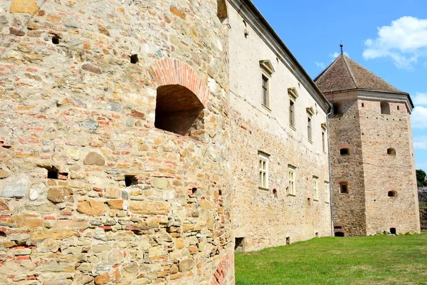 Fortaleza medieval Fagaras, Transilvania. Museo de la fortaleza . —  Fotos de Stock