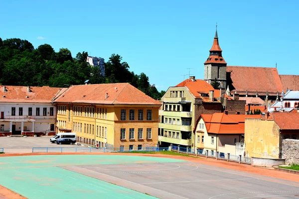 Paesaggio urbano tipico della città Brasov, Transilvania — Foto Stock