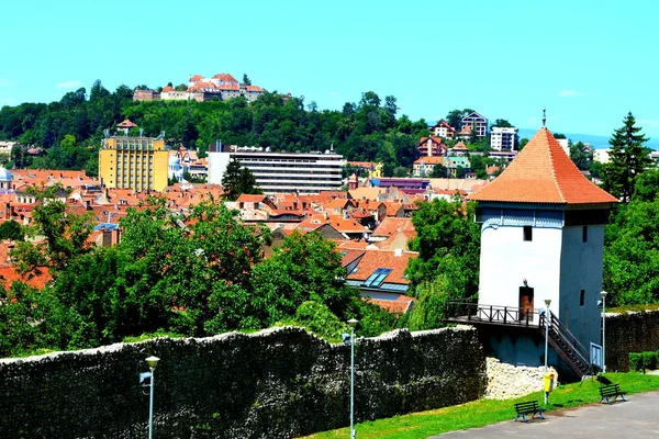 Τυπικό αστικό τοπίο της πόλης Brasov, Τρανσυλβανία — Φωτογραφία Αρχείου