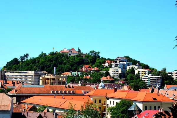 Крыши. Типичный городской пейзаж города Брашов, Трансильвания — стоковое фото