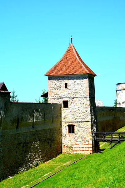 A középkori Szász vár tornya. Tipikus városi táj, a város Brassó, Transylvania — Stock Fotó