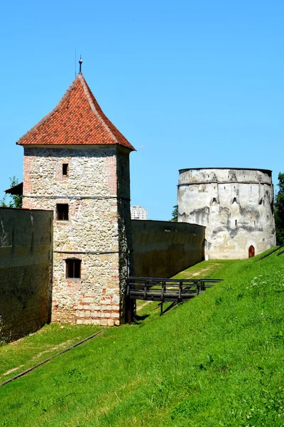 중세 saxon 요새의 타워입니다. 도시 브라, 랜의 일반적인 도시 풍경 — 스톡 사진