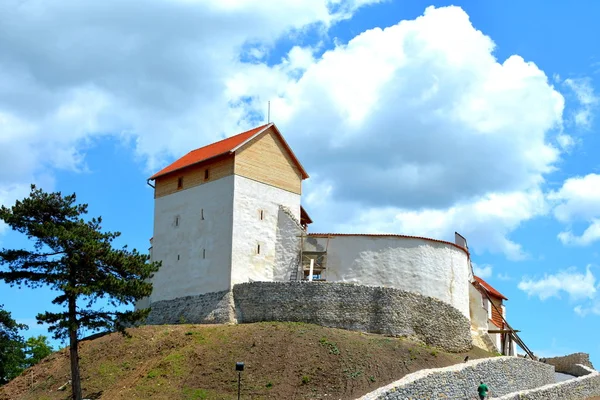 Fortaleza teutónica medieval en el pueblo Feldioara — Foto de Stock