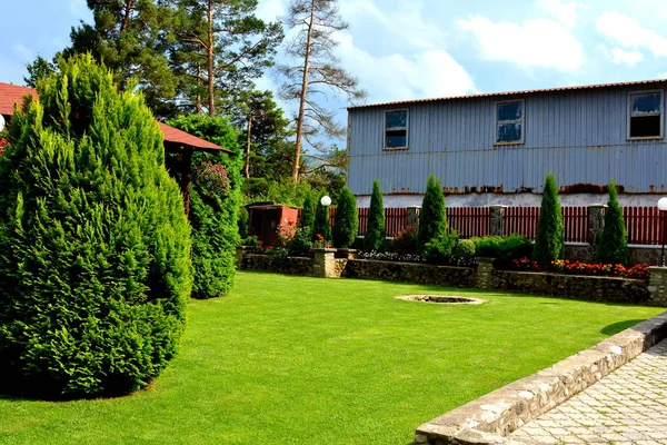 Tipik köylü evi, avlu, Bahçe ve çiçek Köyü Sacele