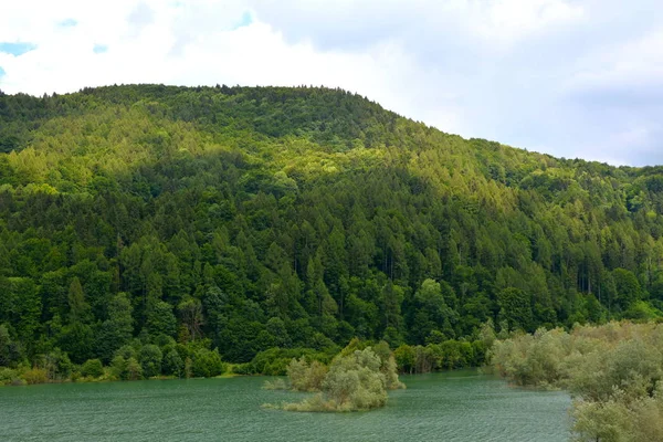 Waterreservoir voor de stad Brasov op de rivier Tarlung — Stockfoto