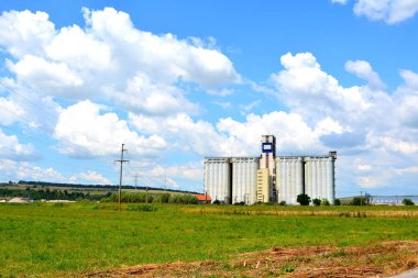 Silo. Transilvanya, Romanya ovalarında tipik kırsal manzara.