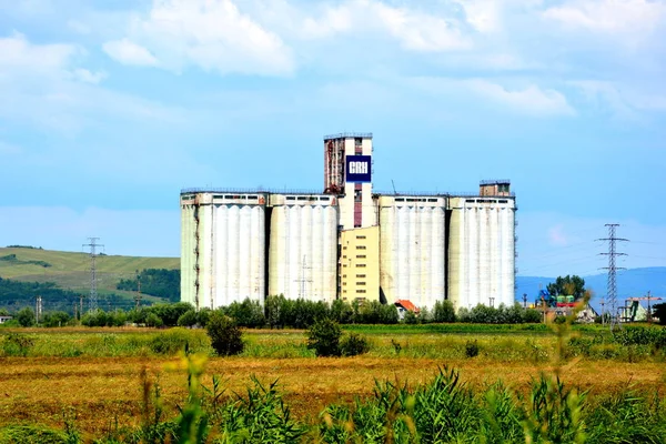 Paisagem rural típica nas planícies da Transilvânia, Roménia . — Fotografia de Stock