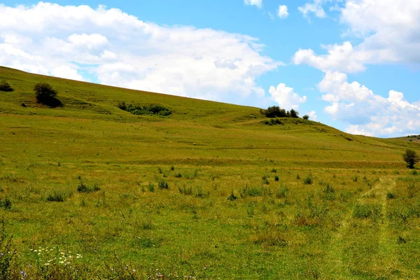 Typical rural landscape in the plains of Transylvania, Romania — Stock Photo, Image