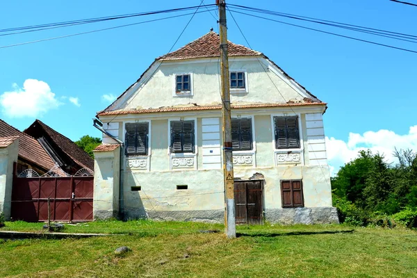 Типичные дома в саксонской деревне Унгра, Трансильвания, Румыния — стоковое фото