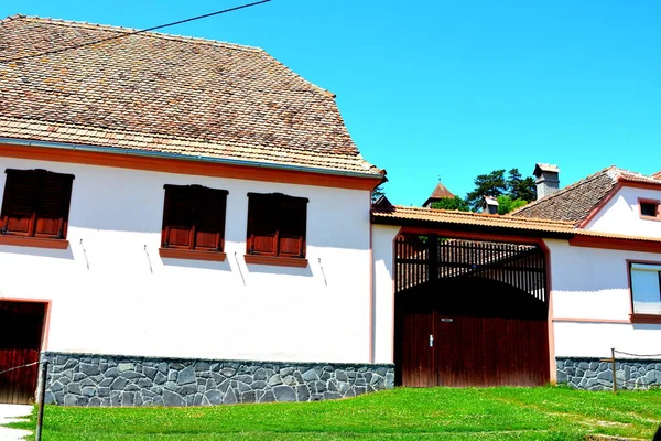 Jellegzetes házak a faluban Szász Ungra, Erdély, Románia — Stock Fotó