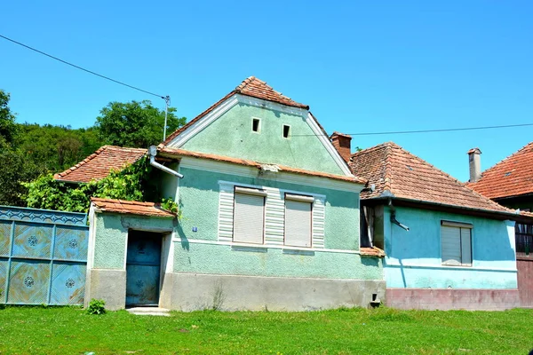 Casas típicas en la aldea de Saxon Ungra, Transilvania, Rumania — Foto de Stock