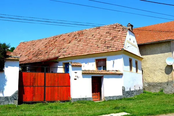 Case tipiche nel villaggio di saxon Ungra, Transilvania, Romania — Foto Stock
