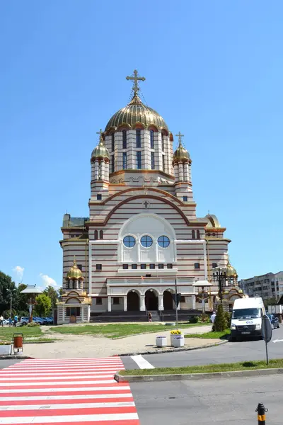 Iglesia ortodoxa en la ciudad Fagaras, Transilvania, Rumania —  Fotos de Stock