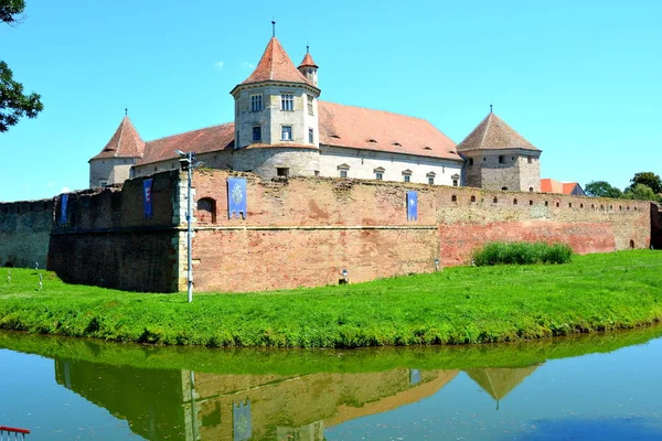 Antigua fortaleza medieval en la ciudad Fagaras, Transilvania, Rumania —  Fotos de Stock