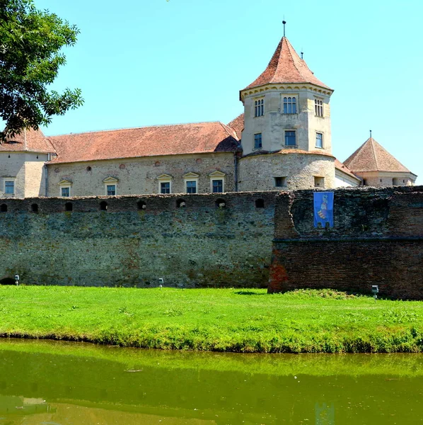 Antigua fortaleza medieval en la ciudad Fagaras, Transilvania, Rumania —  Fotos de Stock