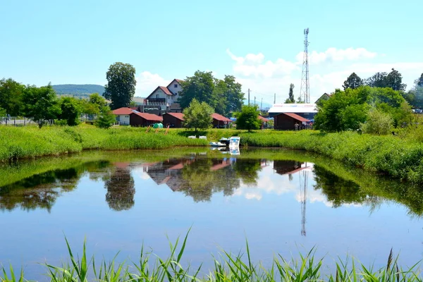 Озеро на Трансильванских равнинах . — стоковое фото